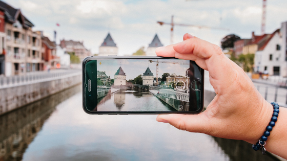 Foto van smartphone die foto neemt broeltorens