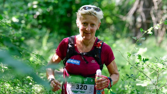 Mevrouw loopt in bos