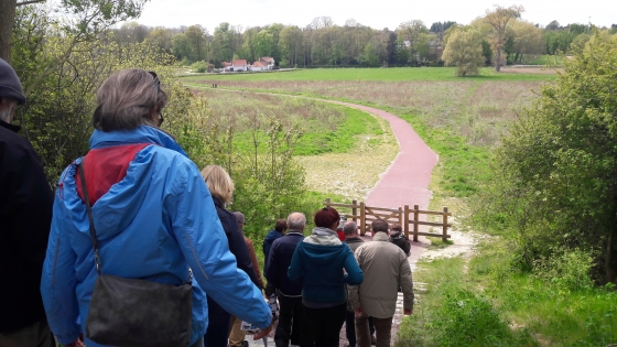 Wandelende personen in Marke