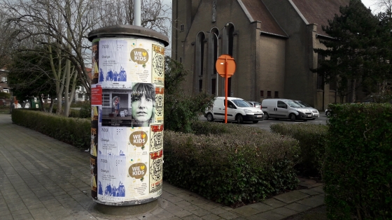 Aanplakzuil rond bij OLV-kerk Kortrijk