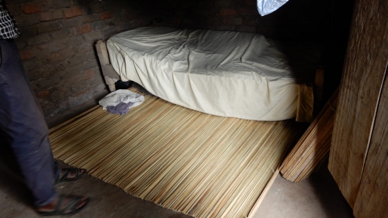 De volwassenen slapen in het bed, de vier kinderen delen de papyrusmat op de grond.