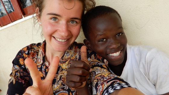 Hassan en ik. Topkereltje! Hij is nog maar 6 maanden op deze school. Hij werd vanop straat eruit gepikt door een vrijwilliger. Het is een erg pienter en charmant kereltje en wist zo waarschijnlijk zijn plan te trekken. Hij werd gelukkig opgenomen door PCCP voor hij in het drugswereldje terecht kwam. Vele straatkinderen snuiven een bepaalde soort benzine om de koude van de nacht niet te voelen. Ze ontnuchteren pas tegen de ochtend en hebben zo opnieuw een nacht overleefd... Ik mag er niet aan denken dat dit 