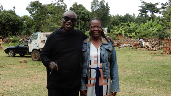 Wat foto's van mijn nieuwe Oegandese familie. Paul en de oersterke vrouw achter deze man: Monica.