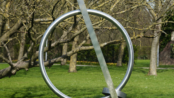 Sculptuur Cirkel en Vierkant van Tine Vindevogel