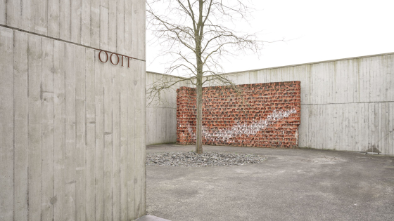 Foto van het kunstwerk Looking at Silence