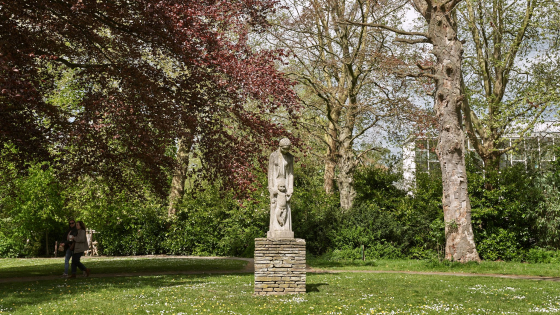 Beeld De Eerste Stap of Moeder en Kind van André Taeckens