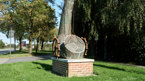 Foto van het kunstwerk De stem van de autostrade in Rollegem