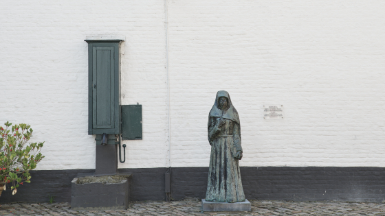 Foto van het beeld Het laatste begijntje in het Begijnhof