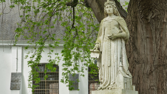 Foto van het beeld van Johanna van Constantinopel in het Begijnhof