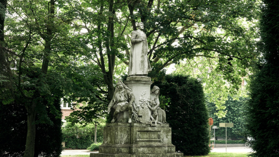 Foto van de beeldengroep Monseigneur De Haerne
