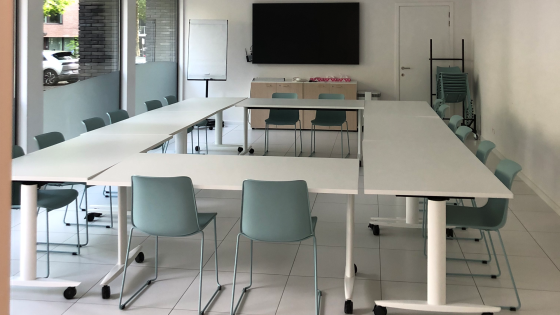 Vergaderzaal Atelier Idefix is een ruime lichtrijke zaal. Er is plaats voor 25 personen. Er hangt een grote tv aan de muur voor projecties. Er is ook een flipchart beschikbaar.