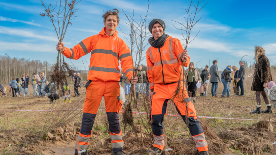 Collega's planten bomen voor het nieuwe geboortebos
