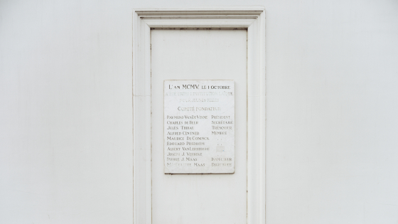 Foto van de gedenkplaat aan de école laïque