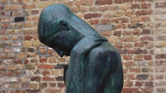 Foto van Geknielde jongeling van George Minne