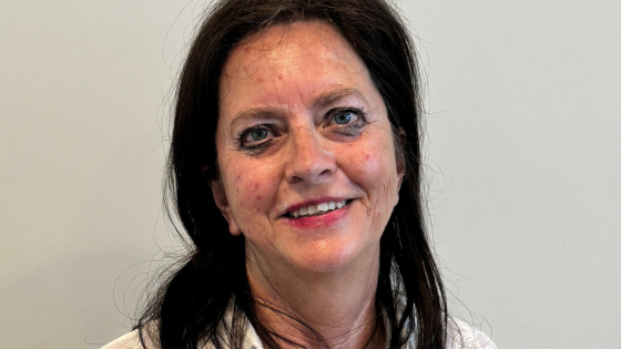 Isabel draagt een witte blouse, ze heeft lang zwart haar