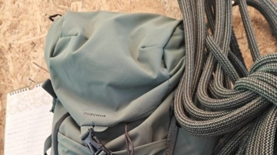 grijsgroene rugzak met klimtouwen