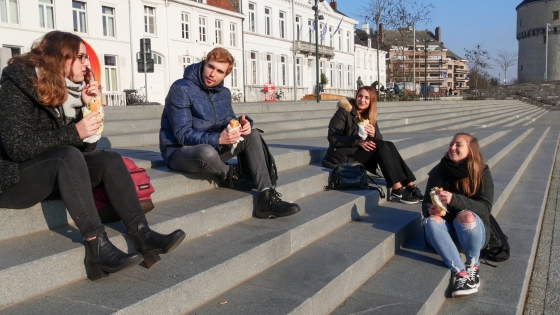 4 jongeren aan de leieboorden