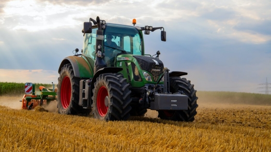 Foto van een landbouwvoertuig (tractor)