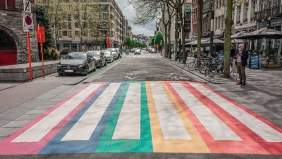 Eerste regenboogzebrapad in Kortrijk