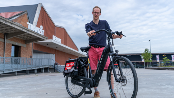Jasper op de fiets voor JC Tranzit