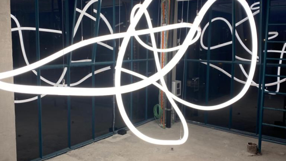 Foto van het lichtkunstwerk in de toren van de Deelfabriek (close-up)