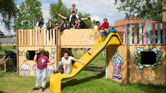 Kinderen spelen in hun zelfgebouwde speelzone aan Groeningeheem