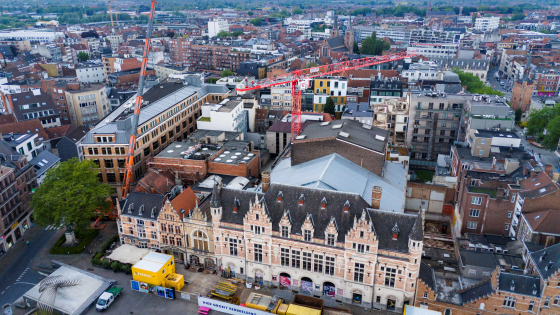 2 grote bouwkranen op de werf van de schouwburg 