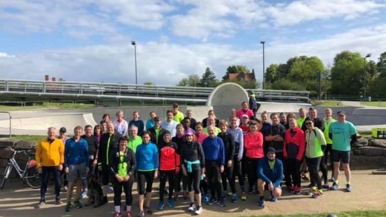 Groepsfoto bij de skatebol Kortrijk voor de kalenderloop