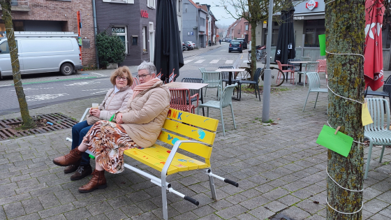 2 senioren op een babbelbank