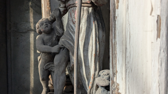 Beeldje in de historische gevelkapel stadhuis