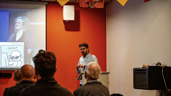 spreker thema avond die vooraan de oranje zaal lezing geeft