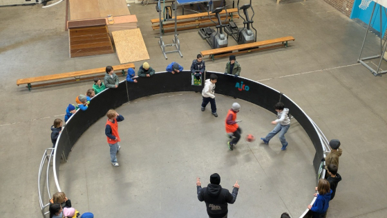 Spelende kinderen onder begeleiding van AJKO