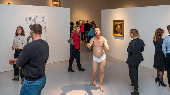 Bezoekers tijdens de nieuwe tentoonstelling van Abby