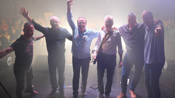 De leden van BFLOYD staan op het podium, de lichten schijnen in hun rug