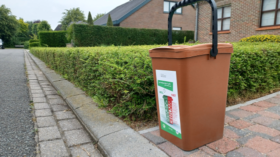 Bruine afvalcontainer