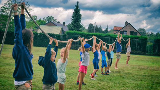 Kinderen houden een touw omhoog