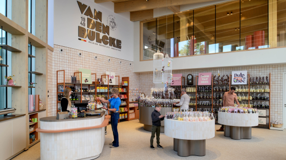 Chocoladewinkel met mensen die rondkijken