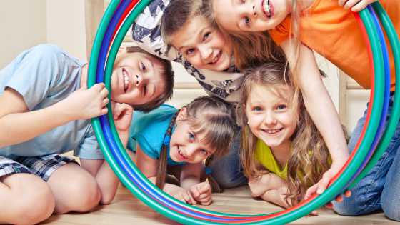 groepsfoto kinderen spelen