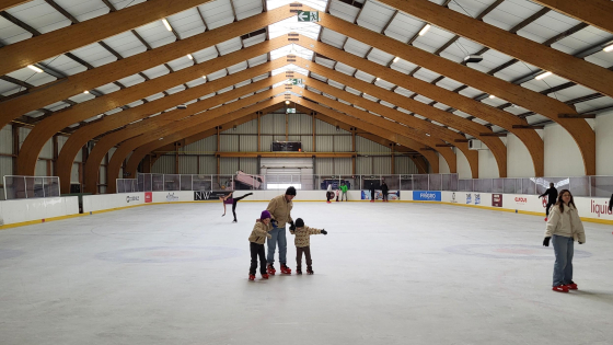 Personen op het ijs in grote hal