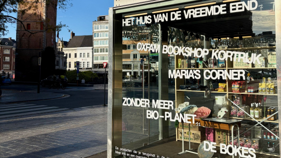 grote kubus met de faire kiosk op de Graanmarkt