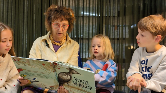 Voorleesfee Dorine leest voor