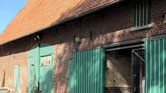 Foto van een open groene deur van hoeve Den Plas