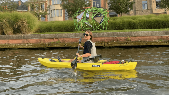 Vrouw in kajak op Leie
