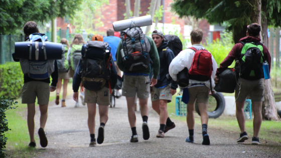 Jongeren met een trek rugzak