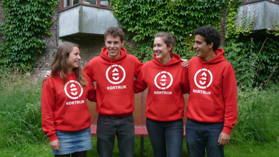 Jobstudenten in de binnentuin