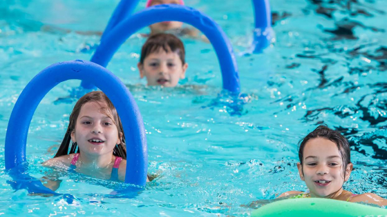kinderen zwemmen