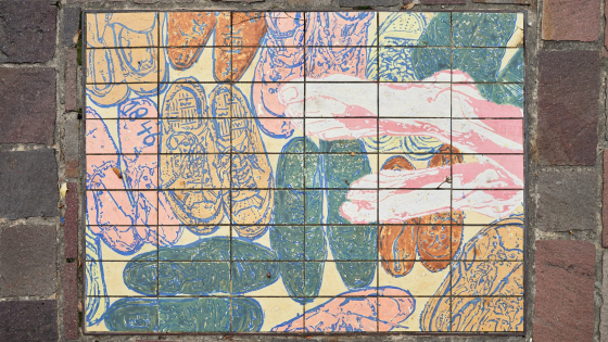 Foto van de keramiektegel De schoenen van de bedevaarder van Peter de Graaff