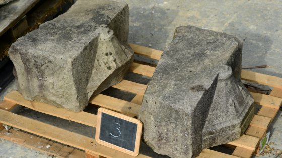 Lapidarium lot 003 a en b | prijs &euro; 75 | 32 x 60 x 50 cm (a) en 30 x 56 x  50 cm (b) | circa 100 kg (a) en 100 kg (b)
