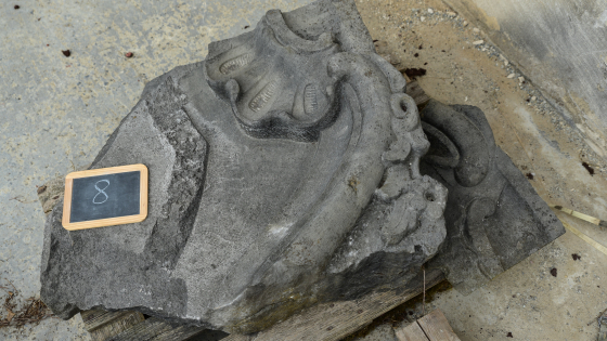 Lapidarium lot 008 a en b | prijs &euro; 100 | 100 x 85 x 35 cm (a) en 53 x 34 x 18 cm (b) | circa 300 kg (a) en 30 kg (b)