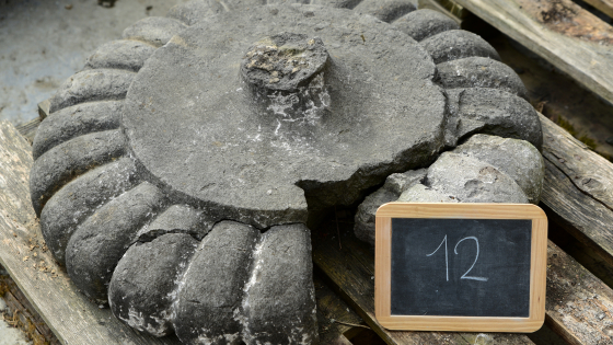Lapidarium lot 012 | prijs &euro; 40 | 80 x 80 x 25 cm | circa 140 kg 
